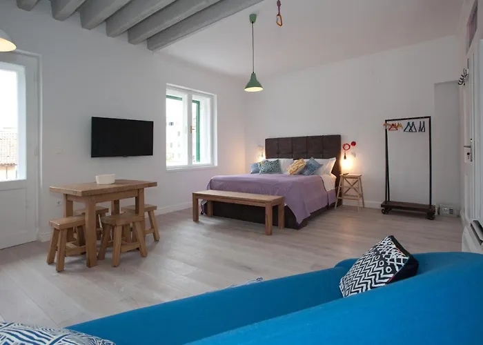 Central Chic And Cozy *